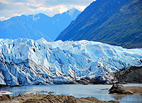 Abenteuer Alaska - In Alaska gibt es ca. 100.000 Gletscher. Manche Eisgiganten münden direkt ins Meer. (c) ZDF und Christopher Gerisch