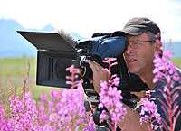 Abenteuer Alaska - Kameramann Bernd Zühlke bei Dreharbeiten in Alaska. (c) ZDF und Christopher Gerisch